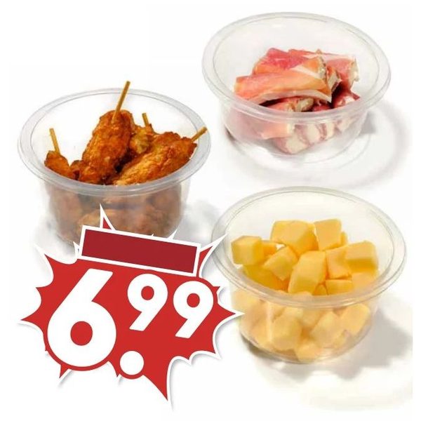 Borrelhapjes (kipspiesjes, blokjes kaas, vleeswaren)